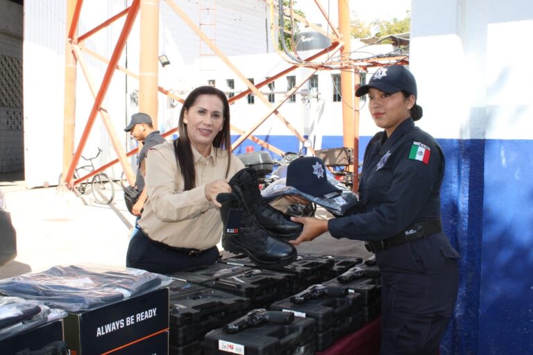 Entrega Blanca García uniformes a elementos de la Policía Municipal ...
