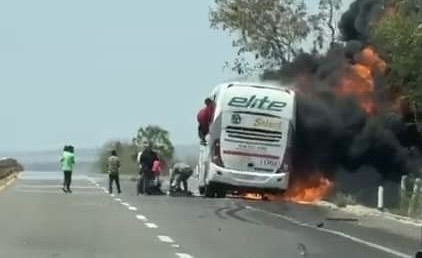 Cuatro fallecidos y cinco heridos es el saldo de incendio de camión de pasajeros en Sinaloa