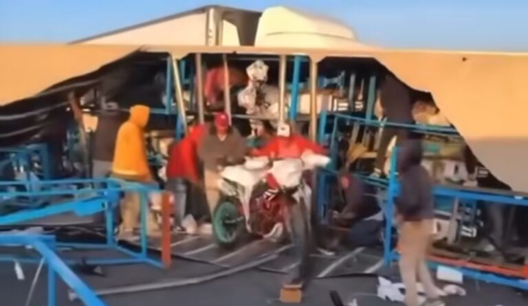 ¡Las Motos! Vuelca tráiler cargado de motocicletas, rapiñeros se las llevaron